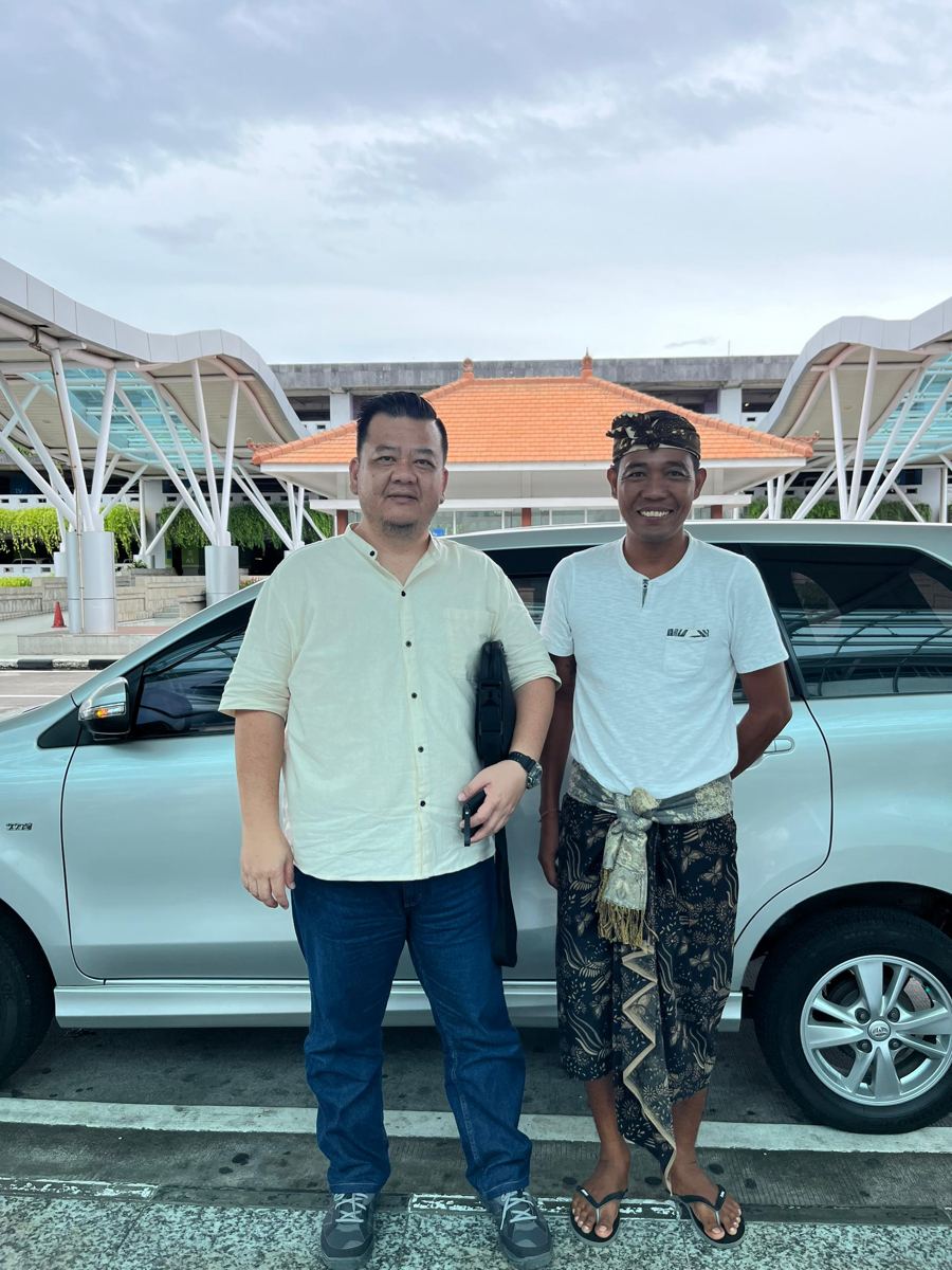 A guest and driver at the airport pickup